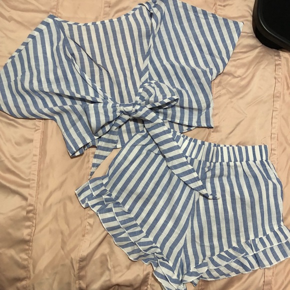 NWT Plunging Bow Tie Two Way Set - Picture 5 of 8